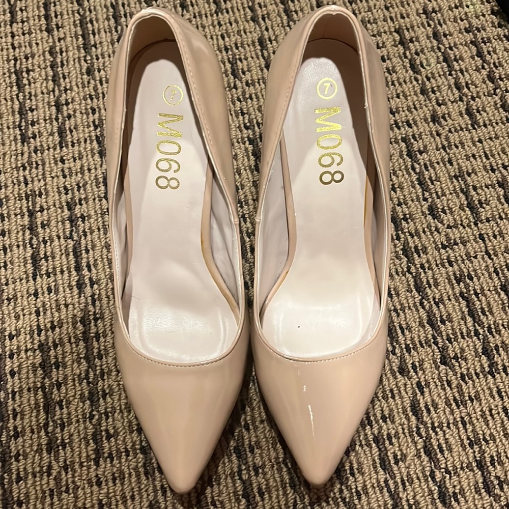 Brand new never worn beige M068 heels size 7